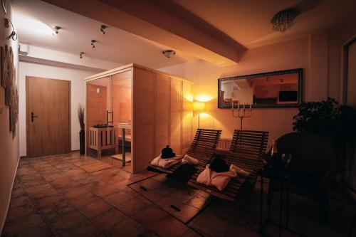 a living room with two chairs and a mirror at Zážitek s ubytováním v Táboře in Tábor