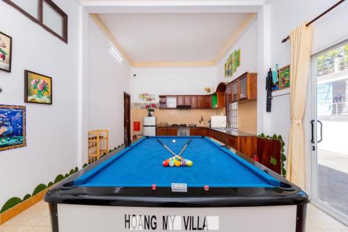 a kitchen with a pool table in a living room at Villa Hồ Bơi Nhiều tiện ích GIẢI TRÍ Bãi Sau VT in Vung Tau