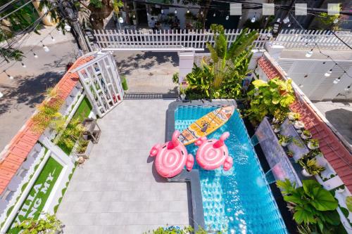 an overhead view of a swimming pool with a surfboard at Hoàng My Villa Hồ Bơi Bãi Sau căn Góc in Vung Tau