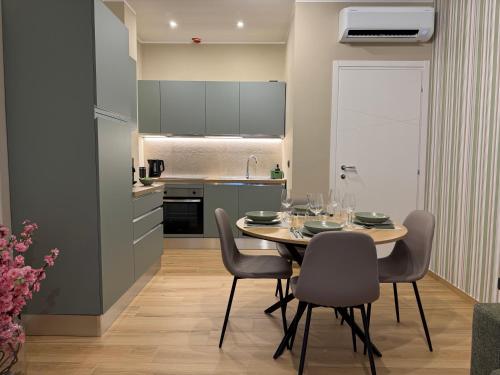 a kitchen and dining room with a table and chairs at Jacuzzi Romantic Suite - SuiteHeart Torino - Inalpi, Olimpico, Centre in Turin