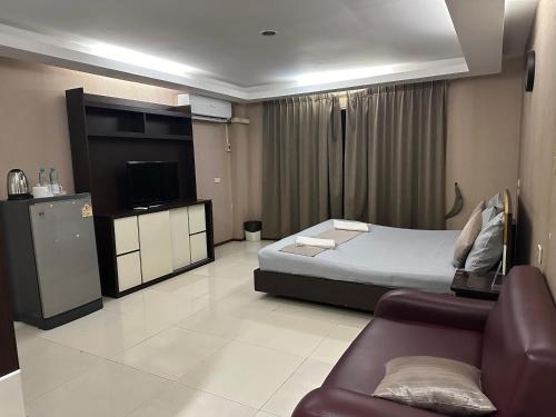 Кровать или кровати в номере House Of Pattaya