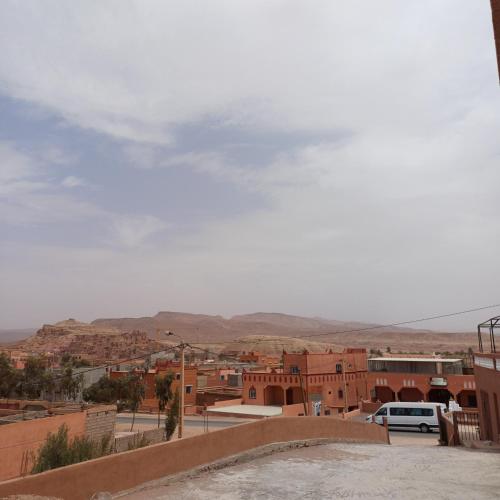 a view of a city with mountains in the background at La Belle Vue Guest House in Aït Ben Haddou