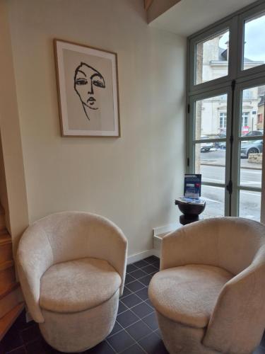 two chairs sitting in a room with a window at Hôtel l'Hermine - Vannes Port de plaisance in Vannes
