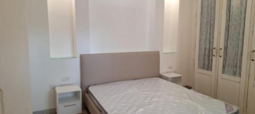 - une petite chambre avec un lit blanc dans l'établissement Bat Galim Sea & Rambam-Beachfront & Medical Stay, à Haïfa