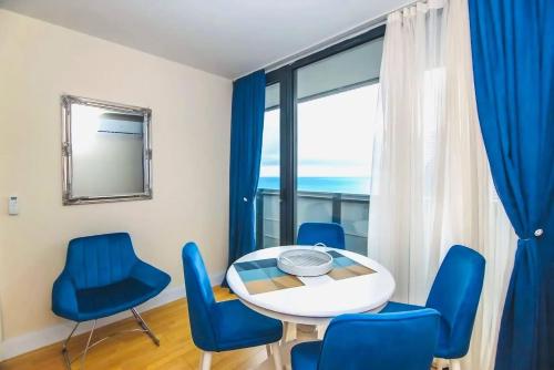 Гостиная зона в Orbi City Luxury Suites