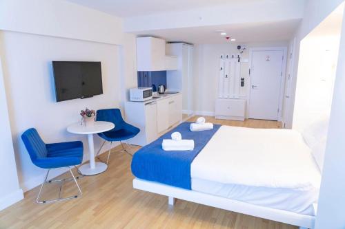 Кухня или мини-кухня в Orbi City Luxury Suites
