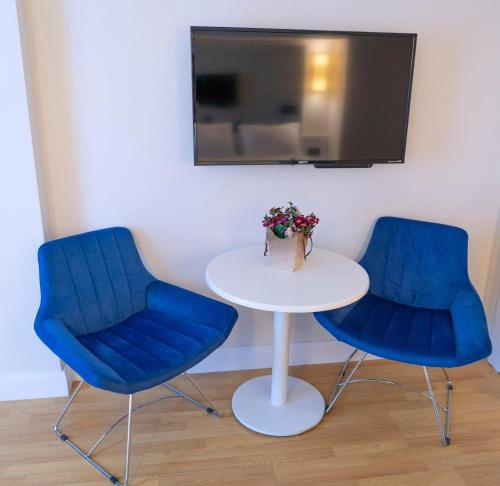 Телевизор и/или развлекательный центр в Orbi City Luxury Suites