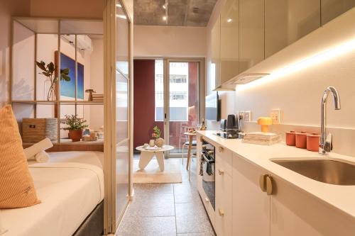 Η κουζίνα ή μικρή κουζίνα στο ONEHUNDRED on M - Fluent Serviced Apartments