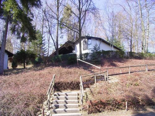 una casa en una colina con escaleras delante en Lissendorf Forest View Lodge, en Lissendorf