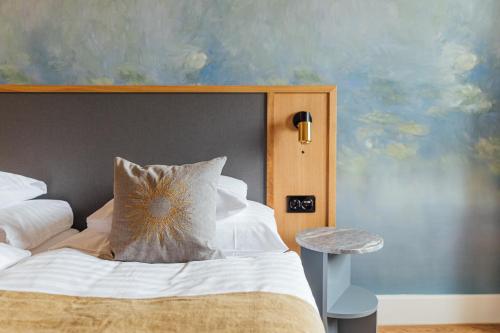 Postel nebo postele na pokoji v ubytování Boutiquehotel Sonne Küsnacht - Zürich
