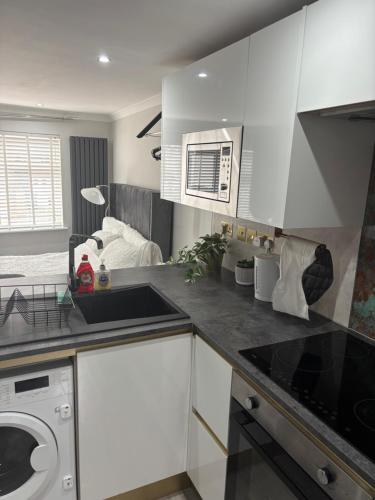 Η κουζίνα ή μικρή κουζίνα στο Umazis Bespoke Properties- The Hyde