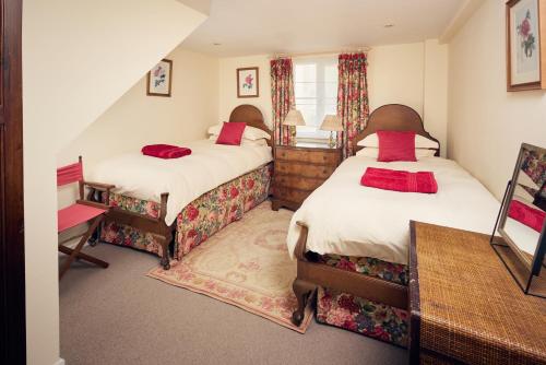 una camera con due letti e una scala di Relaxing Countryside Retreat with Garden & Parking 