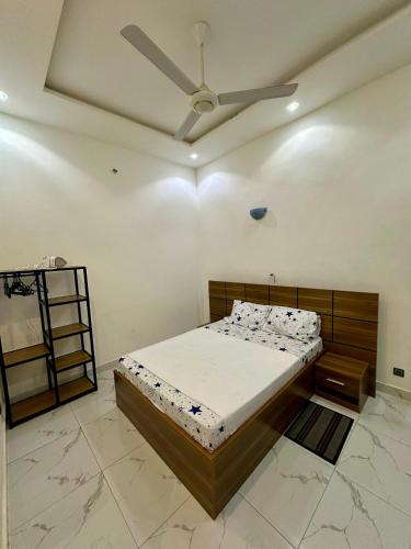 a bedroom with a bed and a ceiling fan at Résidence Léon Mackenzie in Cocotomey