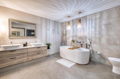 Un baño de 66 on Adderley