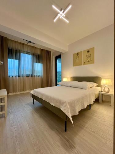 una camera da letto con un letto e un ventilatore a soffitto di Studio Park Residence Apartment a Râmnicu Vâlcea