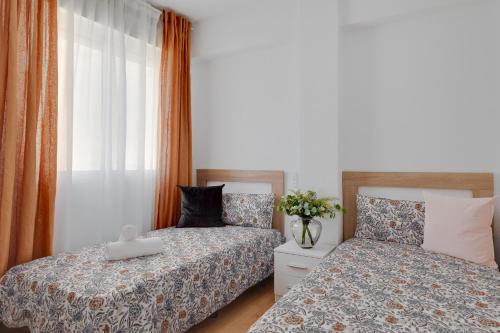 a bedroom with two beds and a window at La Brisa de Pilar in El Mojón