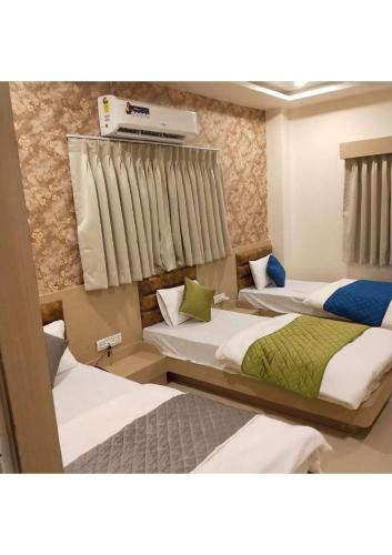 Una cama o camas en una habitación de Hotel Krishna Park