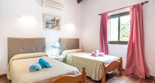 Ένα ή περισσότερα κρεβάτια σε δωμάτιο στο Ses Rotes - Es Morer Property