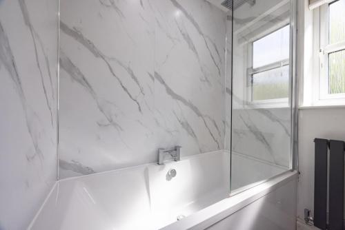 Ένα μπάνιο στο Cosy & Charming Stay 10 mins to to Newcastle