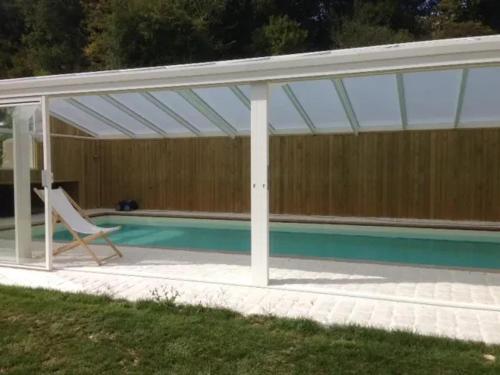 Bazén v ubytování Maison de charme à Beaumont-Village avec piscine privéea nebo v jeho okolí