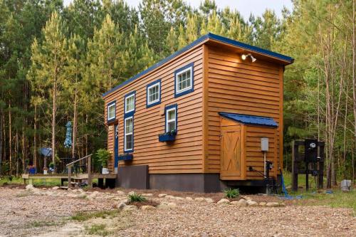 una gran casa de madera en medio de un bosque en True Tiny Home & Community - 6 Mins To Downtown, en Mentone