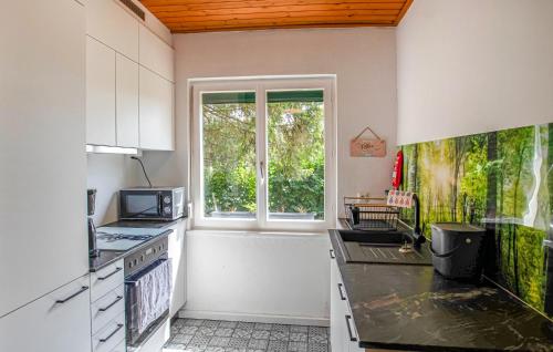 Ferienhaus In Ruhiger Lageにあるキッチンまたは簡易キッチン