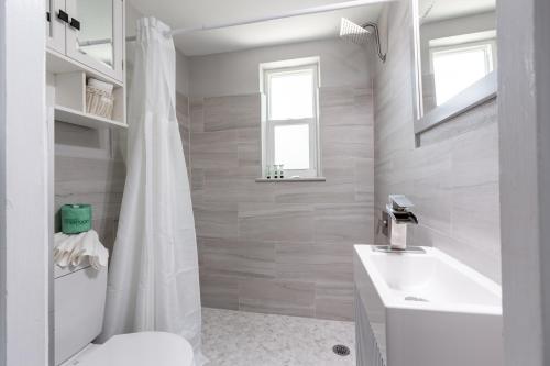 un bagno bianco con un water e un lavandino di Tropic Terrace Suite #9 - Beachfront Resort a St Pete Beach