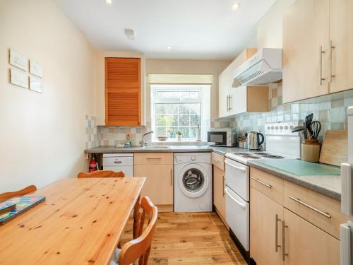 eine Küche mit einem Holztisch und einer Arbeitsfläche aus Holz in der Unterkunft Peartree Farm Cottages - Rchm39 in Ebberston