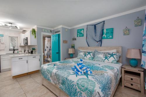 Postel nebo postele na pokoji v ubytování Tropic Terrace Suite #10 - Beachfront Resort