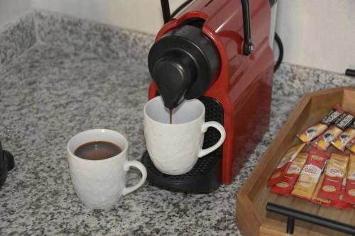 Utensilios para hacer té y café en White Majorelle Horizon