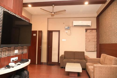Телевизор и/или развлекательный центр в Backpackers Park Varanasi