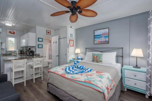 ein Schlafzimmer mit einem Bett mit Deckenventilator in der Unterkunft Tropic Terrace Suite #49 - Beachfront Resort in St Pete Beach