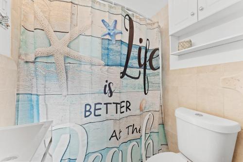 Ванная комната в Tropic Terrace Suite #12 - Beachfront Resort