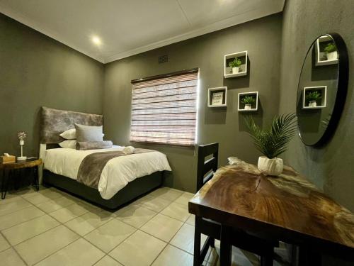 Una cama o camas en una habitación de OR Tambo Guest Retreat Unit 2