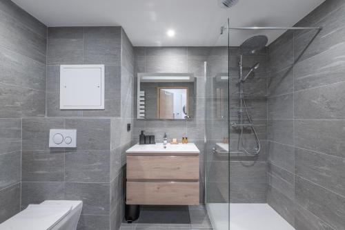 Koupelna v ubytování Alpe d'Huez Houses - Chez Côme, Nid douillet dans résidence Spa 5 étoiles, skis au pied, avec vue et jardin