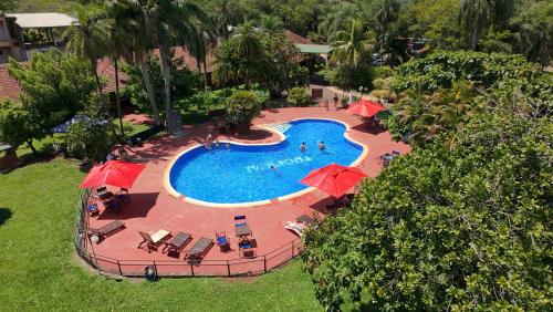 an overhead view of a swimming pool with umbrellas at HOTEL TROPICAL IGUAZU in Puerto Iguazú