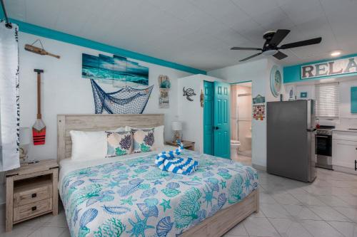 En eller flere senge i et værelse på Tropic Terrace Suite #11 - Beachfront Resort