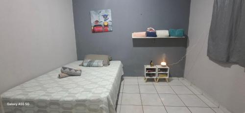 ein Zimmer mit zwei Betten und einem Tisch mit einer Lampe in der Unterkunft Studio 42 próximo a UFT e Praias in Palmas