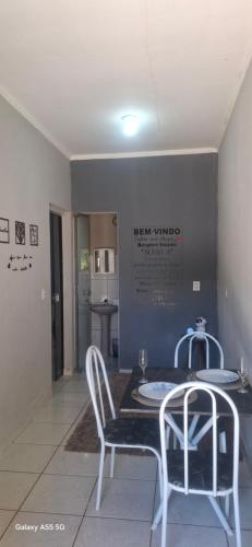 ein Esszimmer mit einem Tisch und zwei Stühlen in der Unterkunft Studio 42 próximo a UFT e Praias in Palmas
