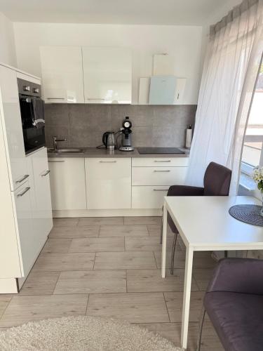 Кухня или мини-кухня в Urban City Room Bad Nauheim
