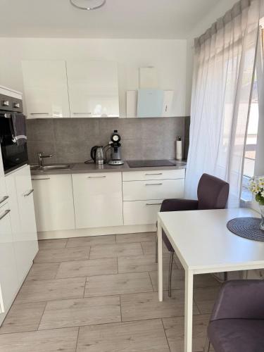 Кухня или мини-кухня в Urban City Room Bad Nauheim
