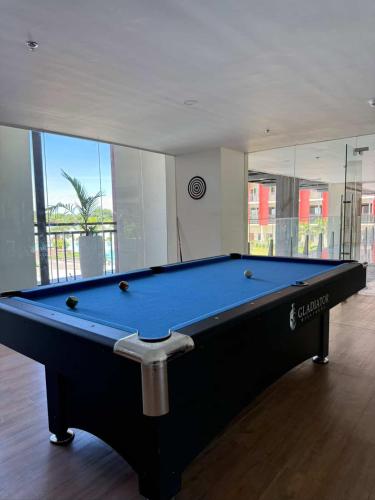 Biliár nebo kulečník v ubytování Primeworld Resort Style Cozy Condo Near Airport and Beaches