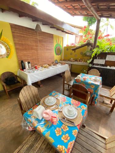 Pousada Arraial Suites في ارايال دايودا: غرفة طعام مع طاولة وكراسي في غرفة
