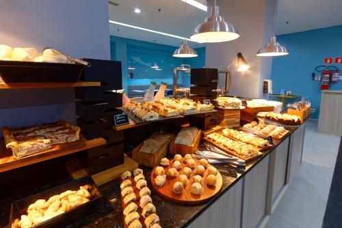 a bakery with many different types of bread and pastries at Golden Tower Express Anhembi by Fênix Hotéis in Sao Paulo