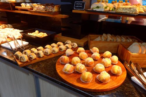 a display of bread and pastries in a bakery at Golden Tower Express Anhembi by Fênix Hotéis in Sao Paulo