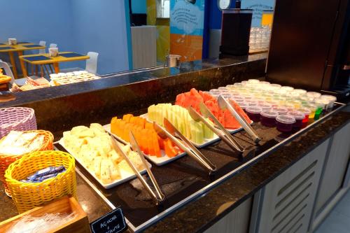 a buffet line with many different types of food at Golden Tower Express Anhembi by Fênix Hotéis in Sao Paulo