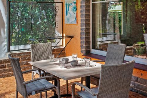 a table and chairs sitting on a patio at Ferienhaus am Rande der Lewitz in Garwitz