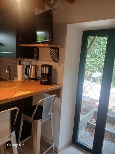 Kuchyň nebo kuchyňský kout v ubytování Maisonnette centre ville avec patio