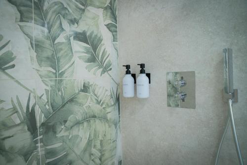 Baño con 2 botellas de vino en la pared en T2 cosy - Ti nid vert, en La Possession