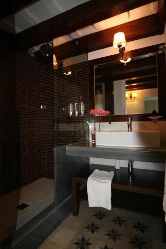 a bathroom with a tub and a sink and a mirror at Hostal Palacio San Bartolomé in El Puerto de Santa María